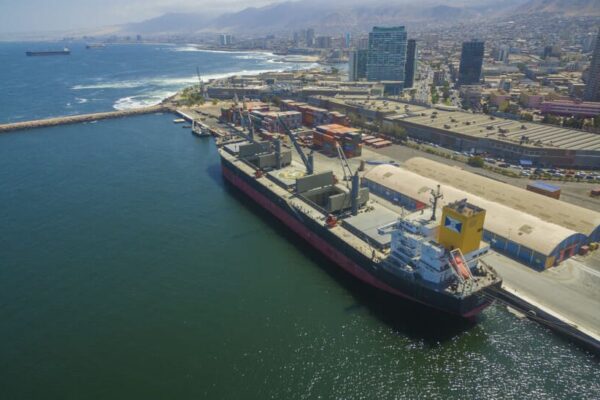 Litio argentino pasará por puertos chilenos: Clientes serían BYD y Tesla